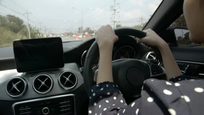 女人手驾驶现代汽车旅行