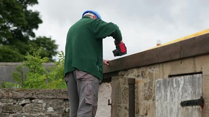 建筑工人建造屋顶农民工装修电刨机房屋漏水