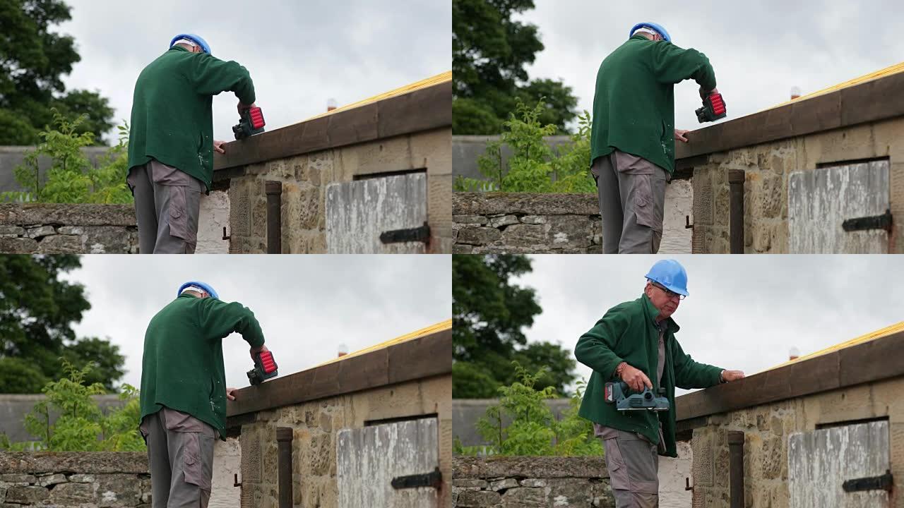 建筑工人建造屋顶农民工装修电刨机房屋漏水