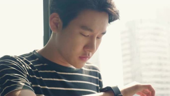 亚洲年轻人使用智能手表口述信息。
