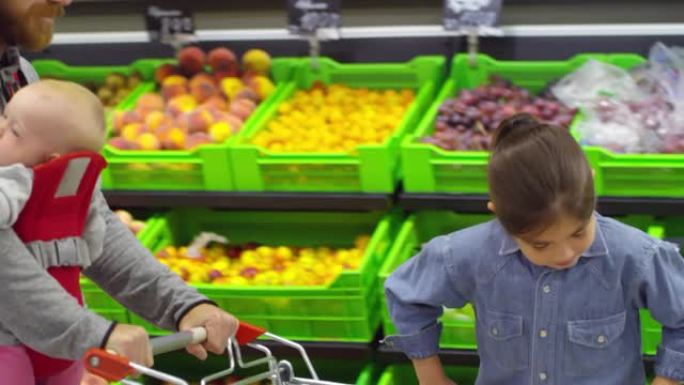 男子带着两个孩子在超市购物