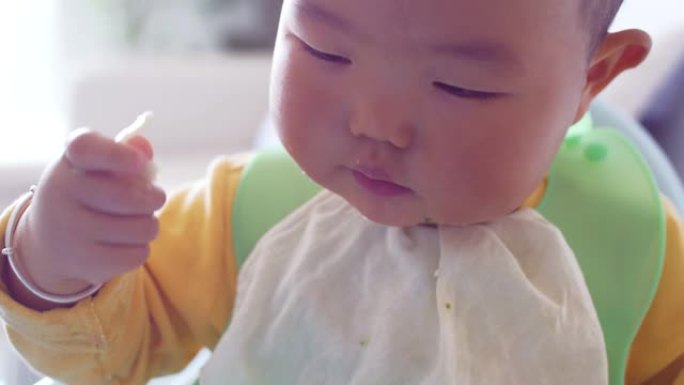 男婴吃食物婴儿吃饭特写视频素材自己吃饭