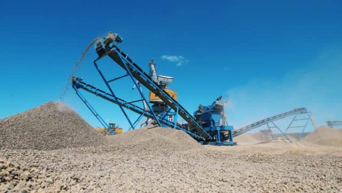 现代机器在采石场粉碎瓦砾。采矿业设备。