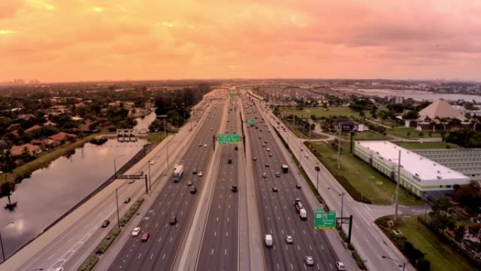 美国佛罗里达州迈阿密日落时，WS风景鸟瞰车沿着高速公路行驶
