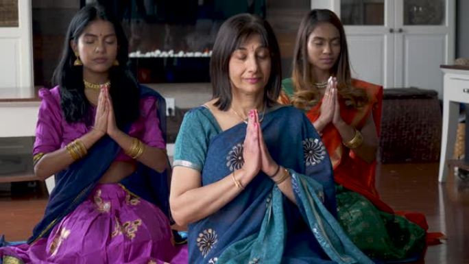 印度家庭一起祈祷印度家庭一起祈祷