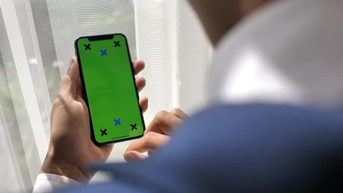 商人使用智能手机绿屏