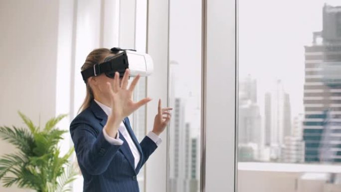 在办公室使用VR眼镜的女商人