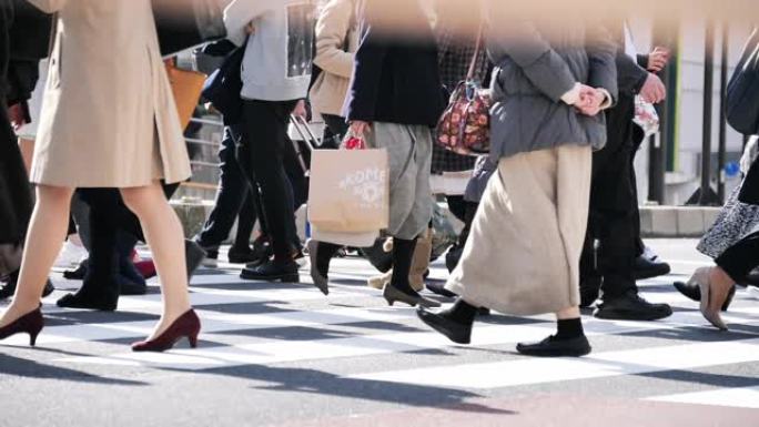 日本商人步行上班人来人往人流穿梭人群