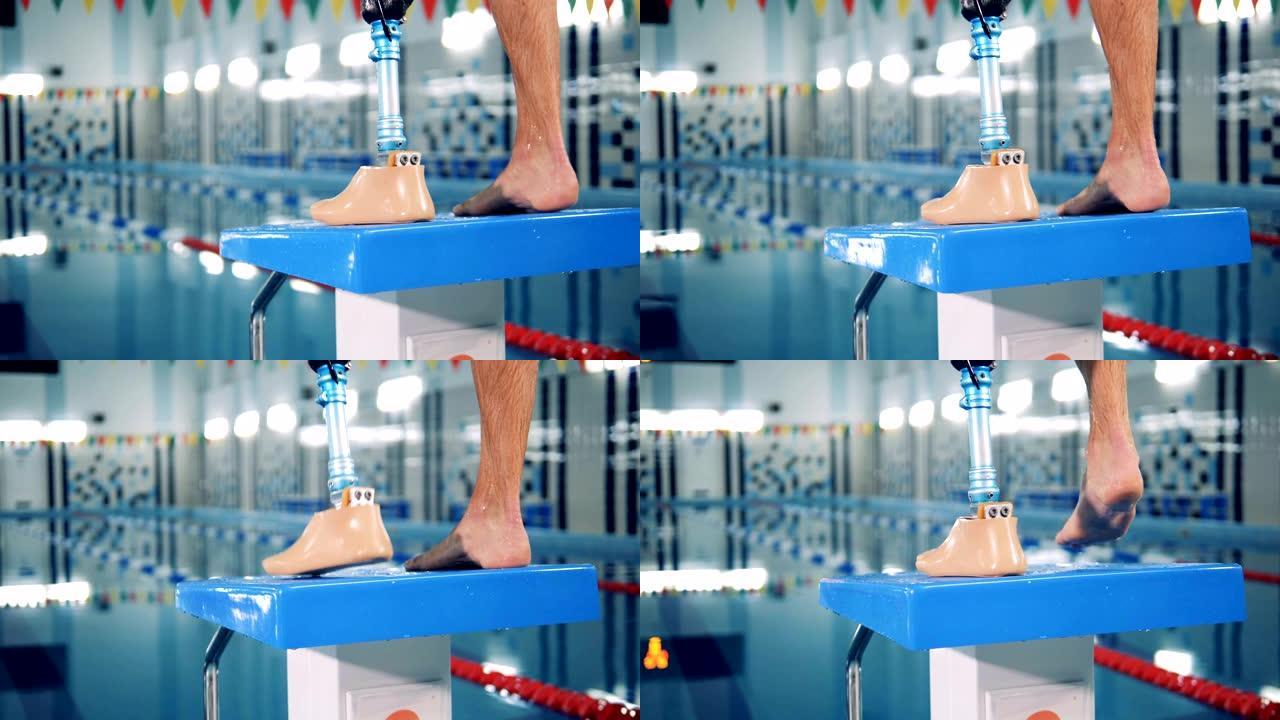 运动员在游泳池训练，穿着假肢，仿生设备。