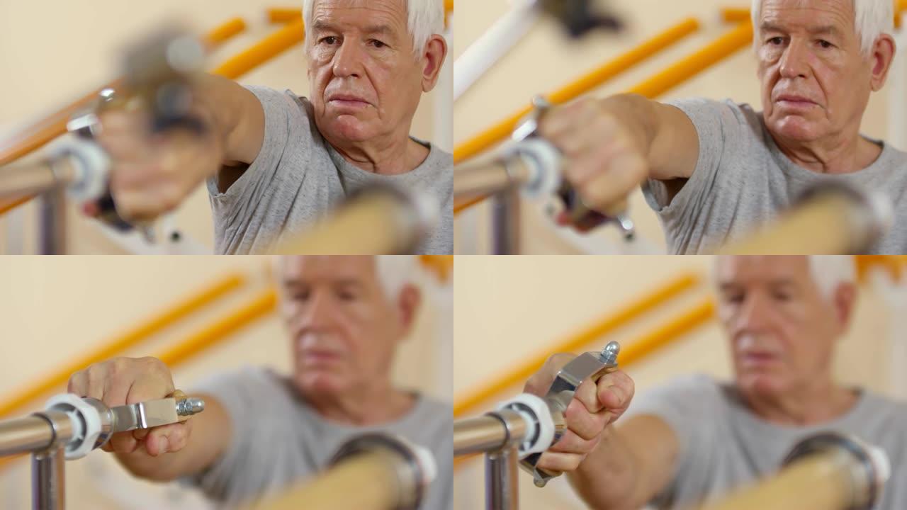 老人在理疗设备上锻炼手腕