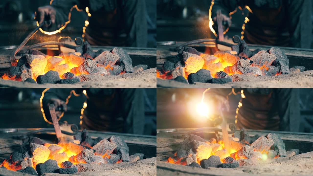 专业铁匠在forge工作时检查着火的煤。