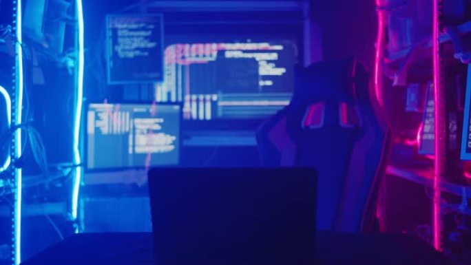 专业黑客室配有超强大的个人电脑。复古拱廊风格的霓虹灯点亮的房间。网络攻击