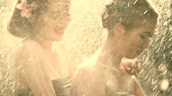 泰国性感女人洗澡泰国美女户外淋浴