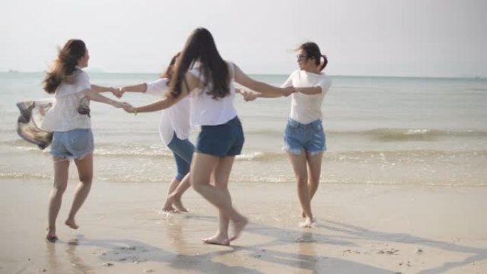 一群在海滩上跳舞的女人