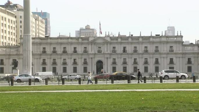 La Moneda宫殿和智利国旗，位于智利圣地亚哥。