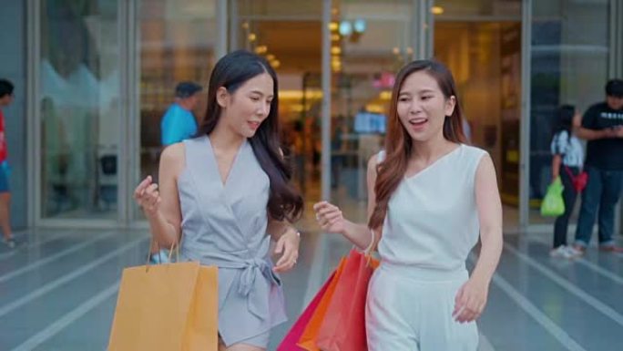两名年轻妇女在百货商店购物，慢动作