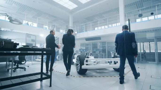 汽车设计工程师团队进入汽车创新设施。开始研究电动汽车平台底盘原型，包括车轮，悬架，混合动力发动机和电