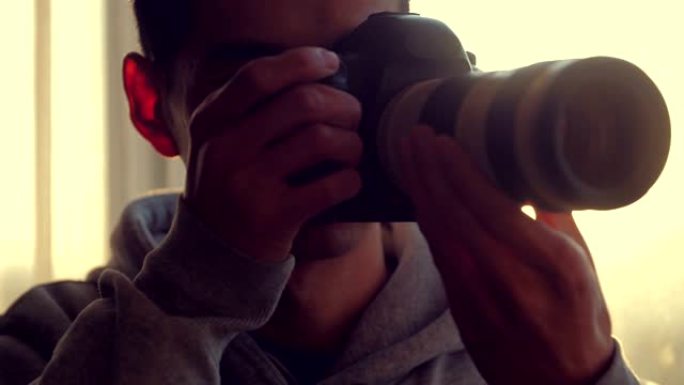 年轻人使用DSLR相机拍照