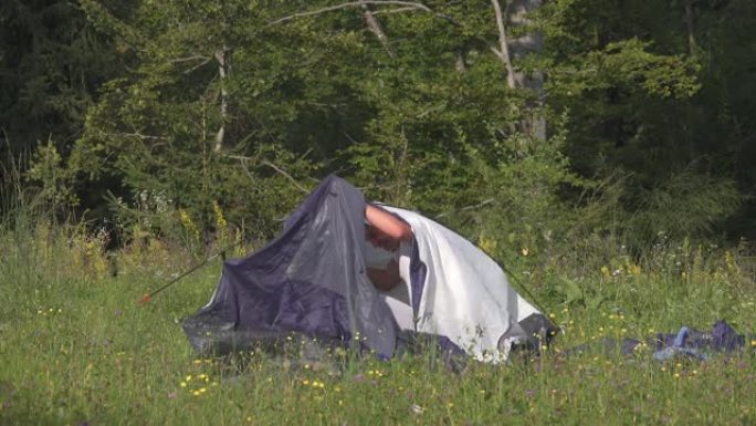 顽皮的旅游夫妇在平静的森林旁搭建帐篷时遇到问题。