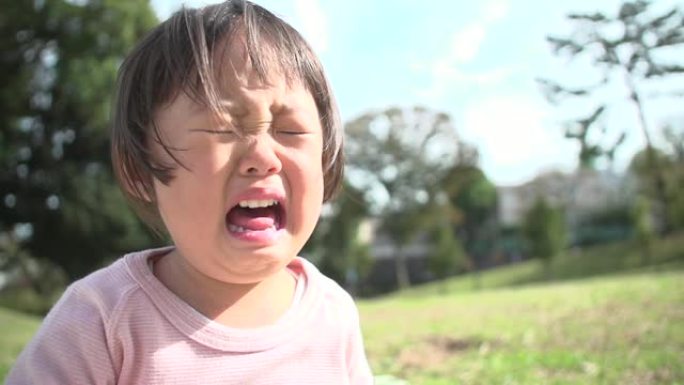 孩子们在外面玩耍小女孩大哭视频素材