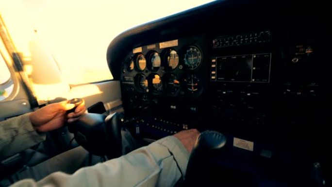 飞机驾驶舱内带有按钮和监视器的特殊面板。驾驶舱视图。