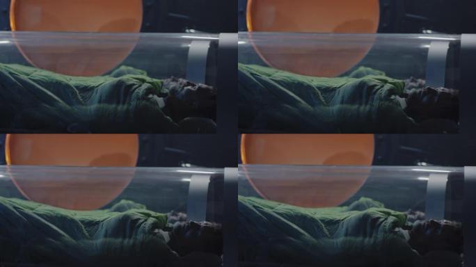 宇航员在玻璃胶囊中睡觉