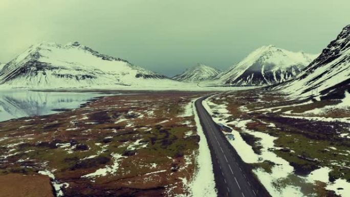 冬季冰岛道路的航拍视频