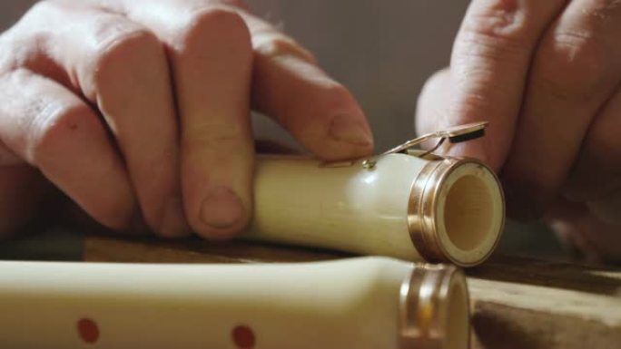 A artisan builds sweet flutes and crosspieces, mad