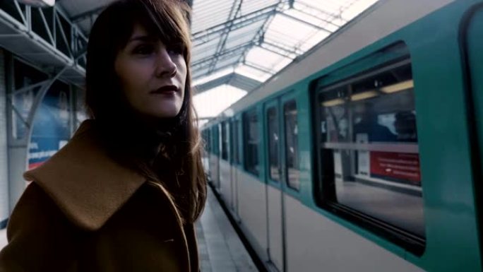 年轻冷静美丽的高加索女商人在巴黎火车站慢动作等待乘坐地铁。