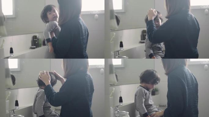 妈妈教小男孩如何早上刷牙。