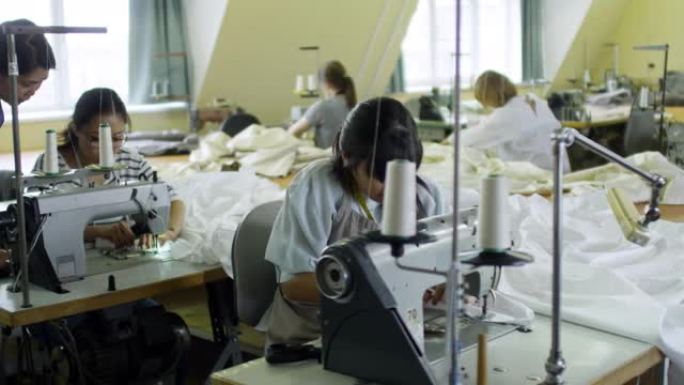 一群妇女在工厂缝制衣服