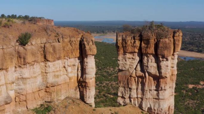 奇洛霍悬崖和润德河展示了津巴布韦戈纳雷州国家公园的美丽风景