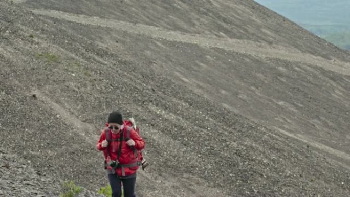 女人登上土山