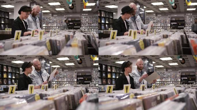 高加索潮人夫妇在唱片店仔细阅读乙烯基时聊天