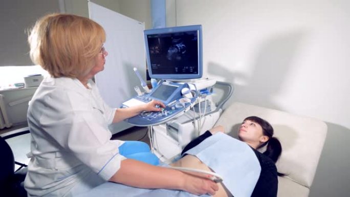 对一名年轻孕妇进行超声波检查