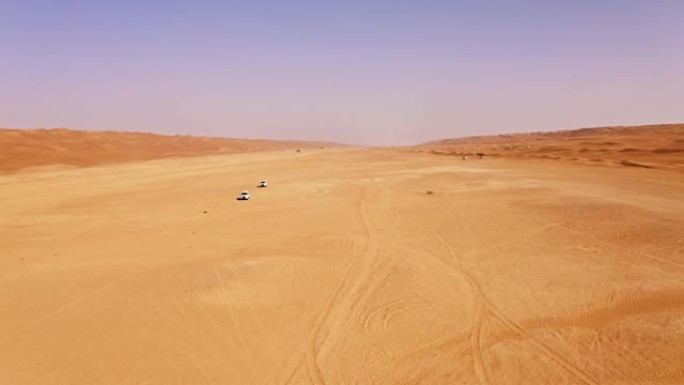 空中驾驶穿越阿曼的沙漠