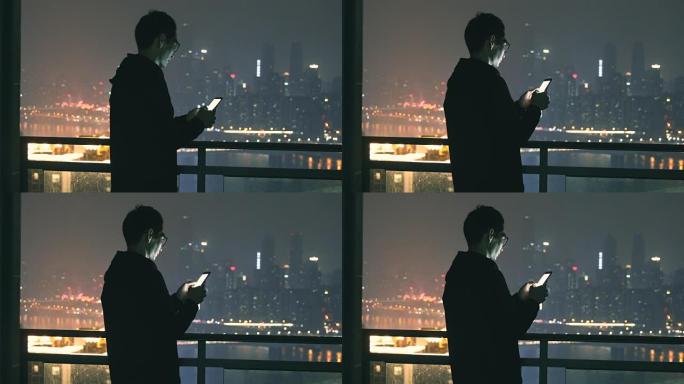 男人用手机和晚上玩手机看手机城市