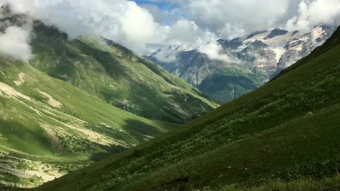 高加索山脉。高山峰水墨山脉