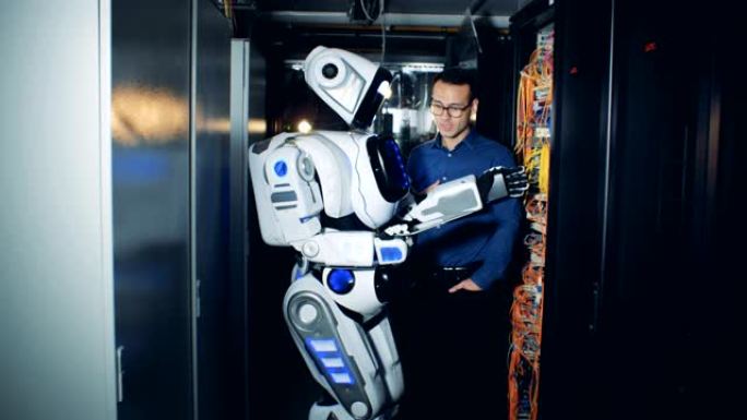 一名工程师和一名机器人站在一个特殊的房间里，检查服务器设备。4K。