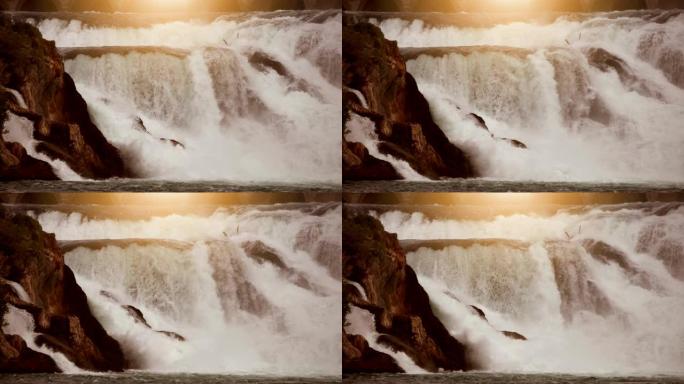 美丽的自然瀑布，日落时水景干净