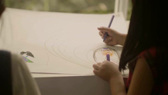 小女孩画她的故事幼儿园幼儿可爱的