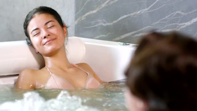 享受热水浴缸的中东女人