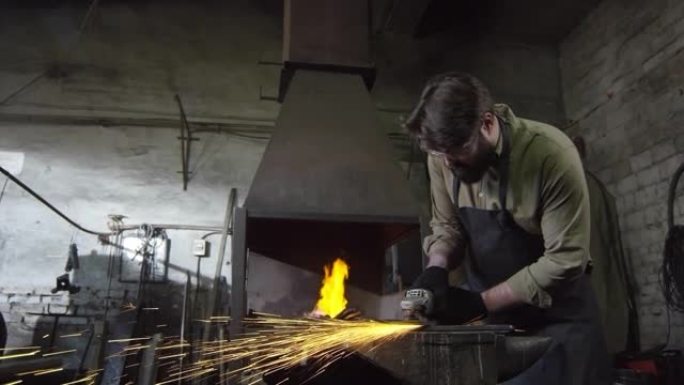 高加索工匠在铁匠铺中研磨铁坯