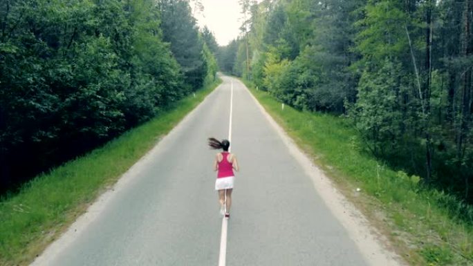 一位年轻女士穿越森林路线的跑步过程
