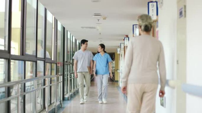 医疗保健专业人员在走廊里问候病人