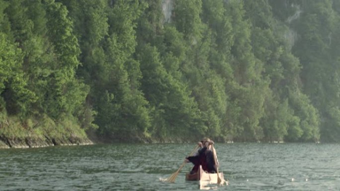 在湖上划独木舟野外划船
