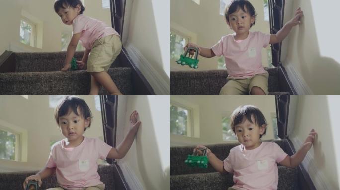 男孩爬楼梯小孩爬楼梯玩玩具