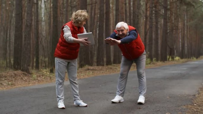 两名在户外使用平板电脑的退休运动员
