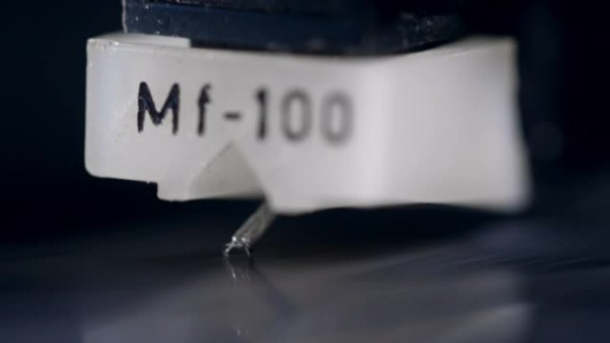手写笔正在刮擦旋转的黑胶唱片