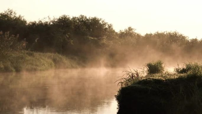 河边有雾的早晨河边有雾的早晨